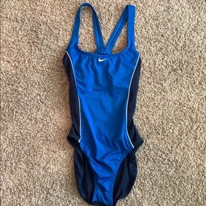 EUC Nike swimsuit. Size Medium